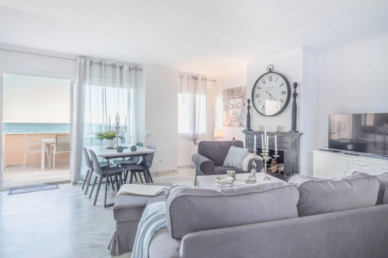 Seafront attic in Estepona — Living room