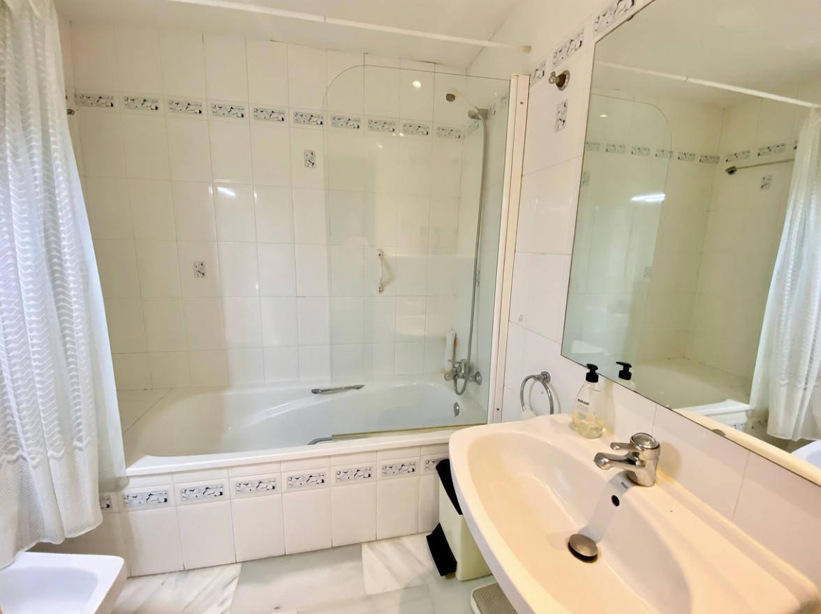 Piso en primera línea de playa en Estepona — Dormitorio