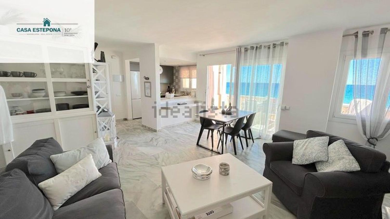 Seafront attic in Estepona — Living room