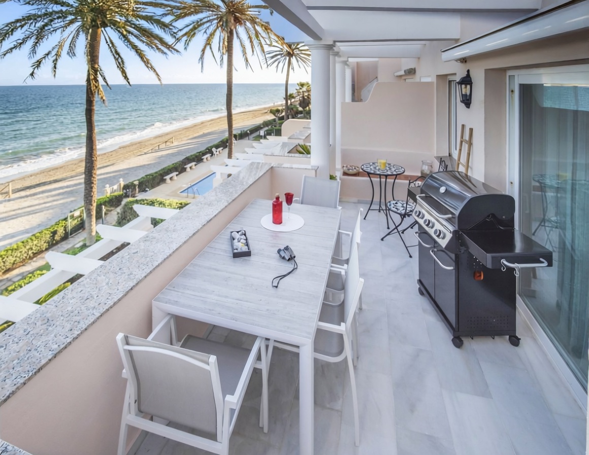 Ático en primera línea de mar en Estepona — Dormitorio