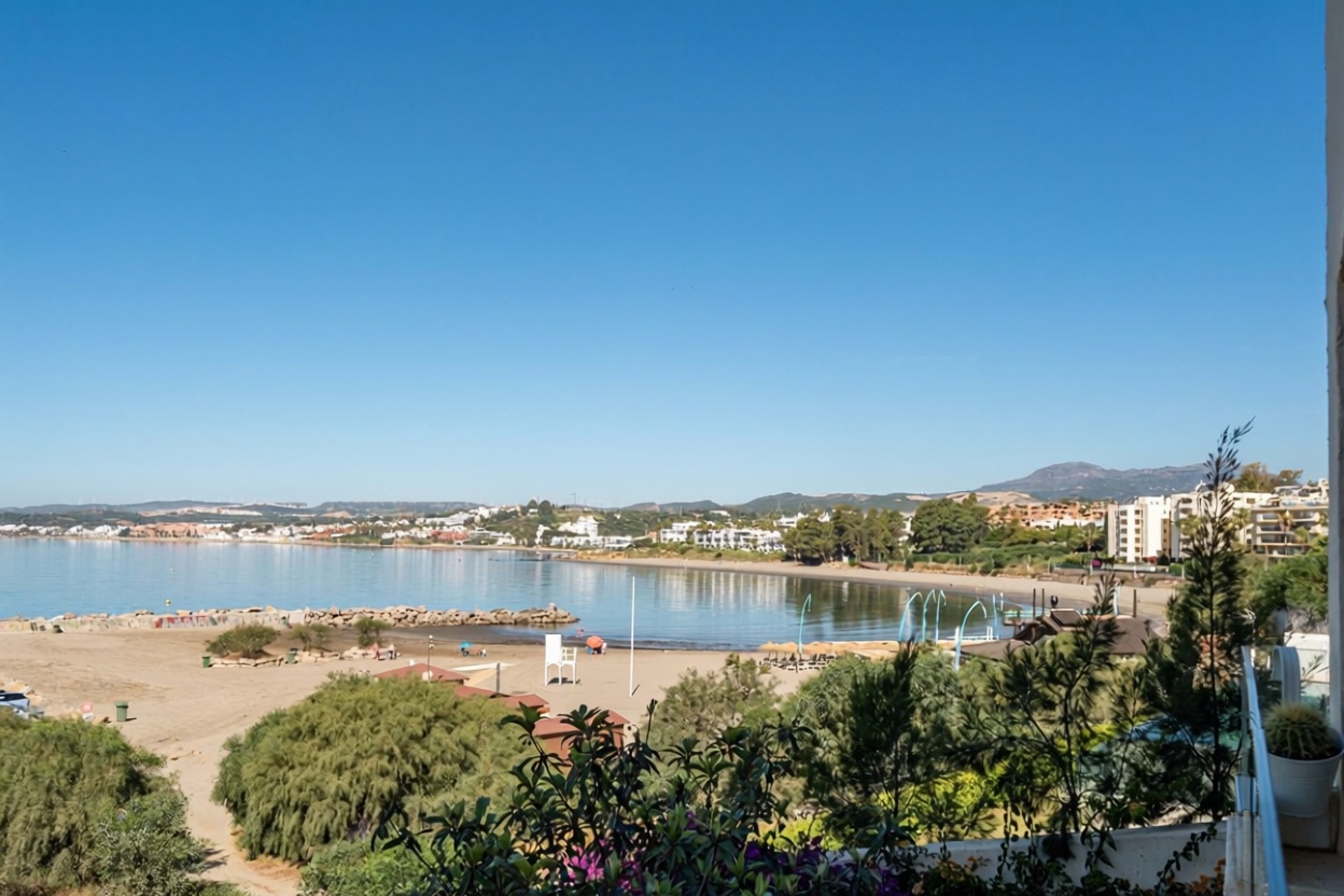 Piso en primera línea de playa en Estepona — Vista mar