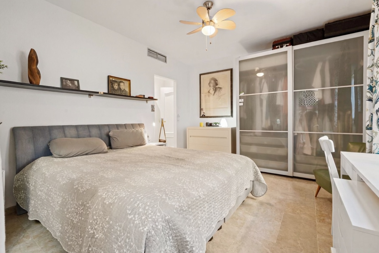 Piso en primera línea de playa en Estepona — Dormitorio