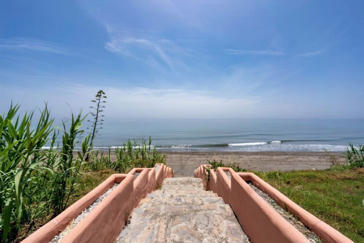 Piso en primera línea de playa en Estepona — Vista mar