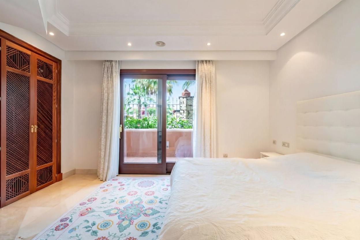 Piso en primera línea de playa en Estepona — Dormitorio
