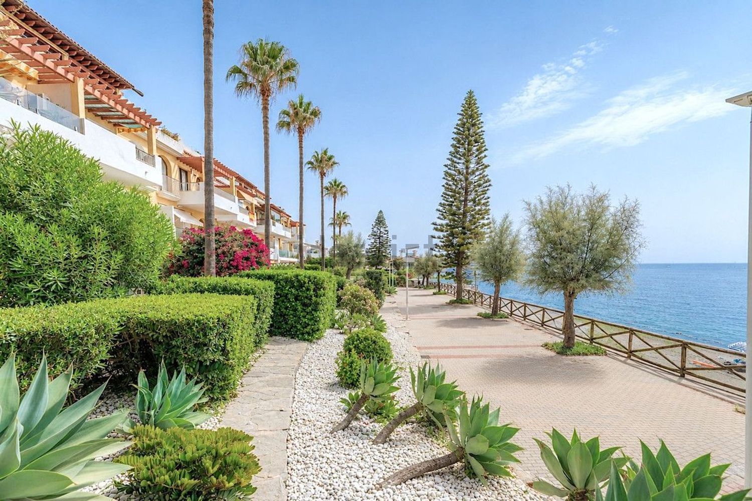 Duplex en première ligne de plage à Estepona — Vue mer