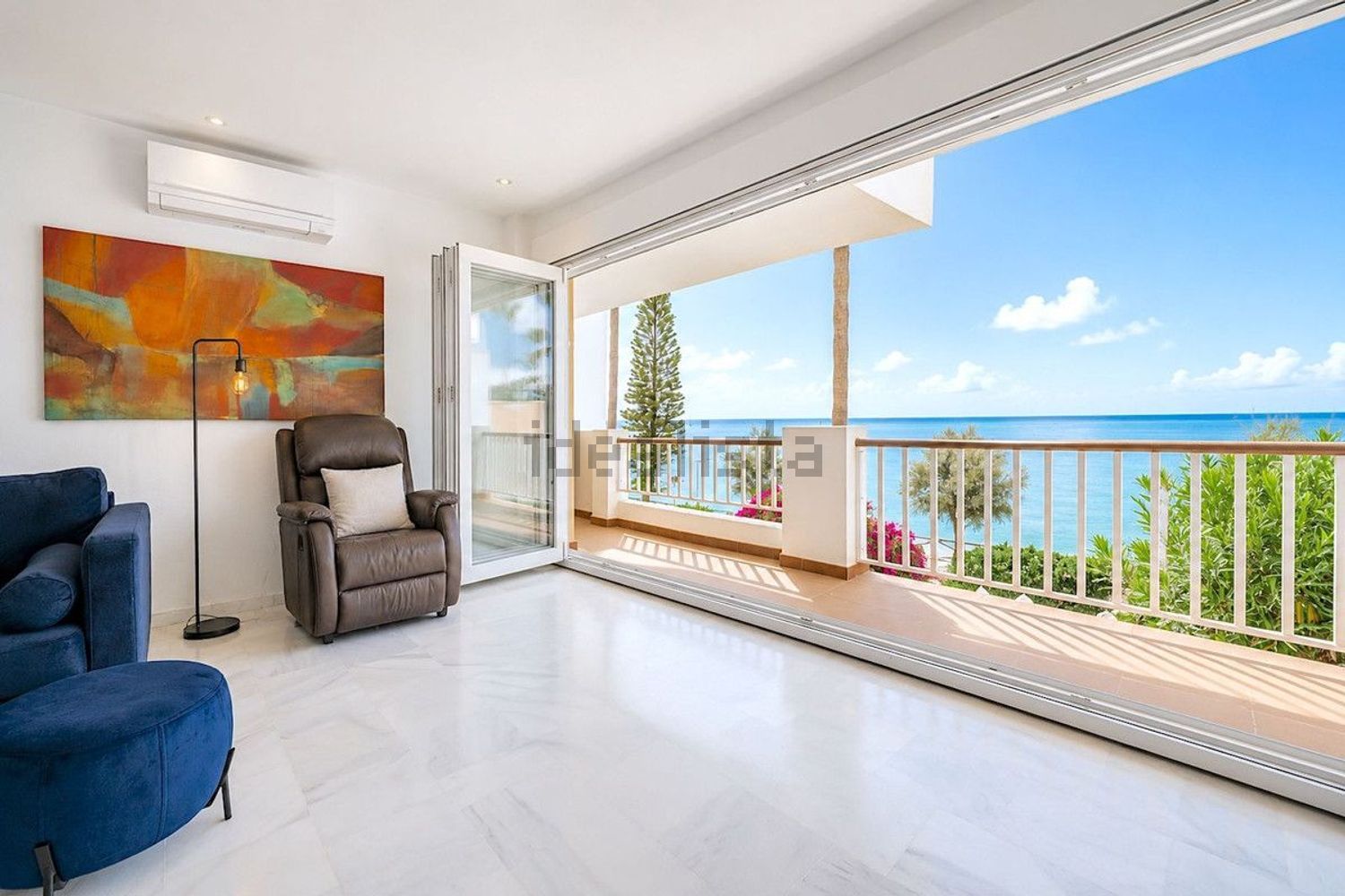Duplex en première ligne de plage à Estepona — Séjour