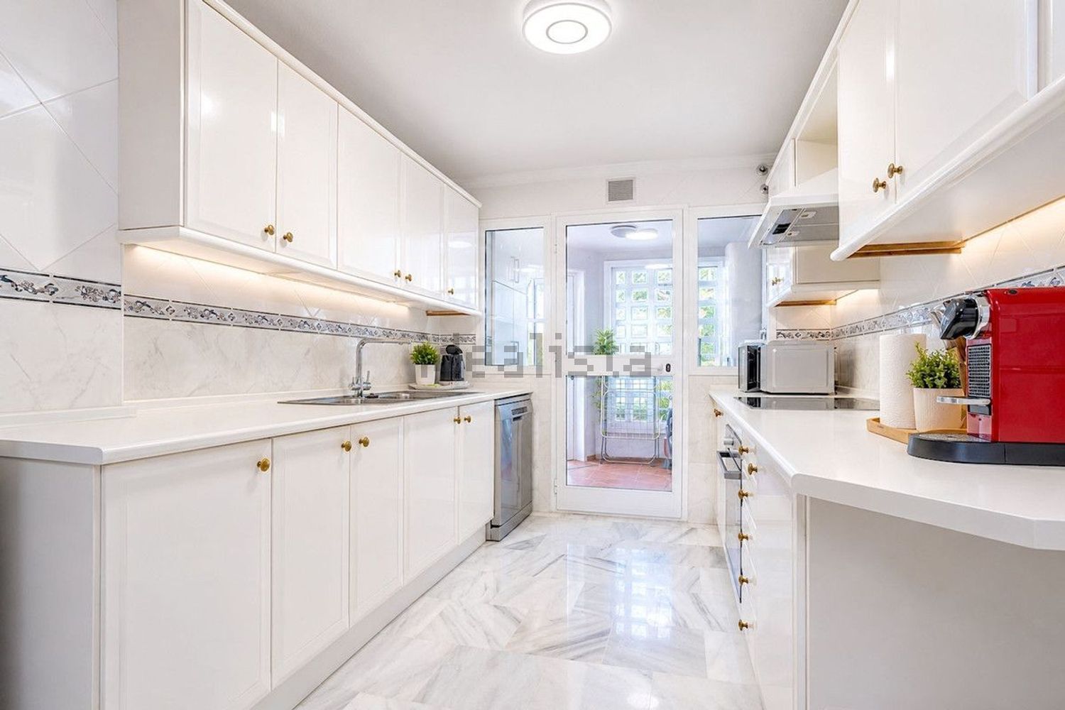 Duplex en première ligne de plage à Estepona — Cuisine