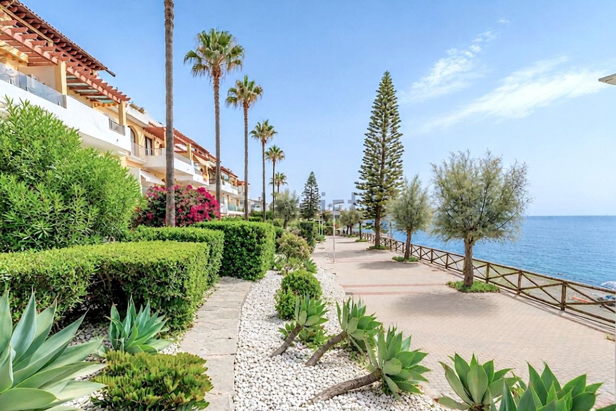 Duplex em primeira linha de praia em Estepona — Vista mar