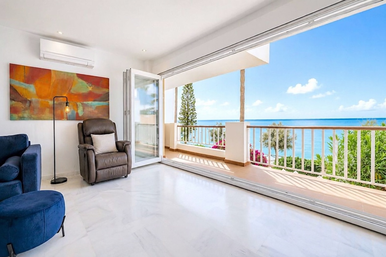 Duplex em primeira linha de praia em Estepona — Sala
