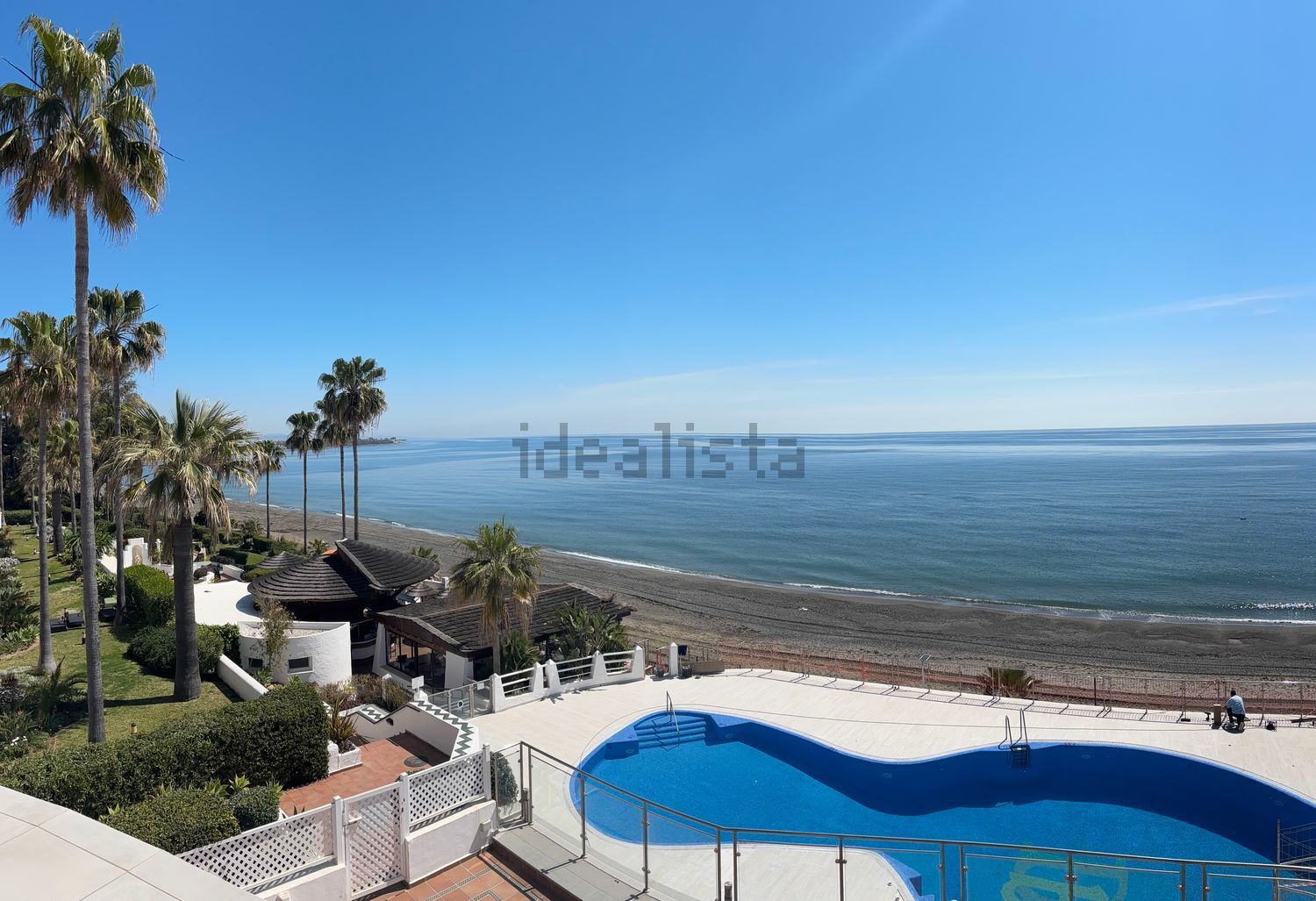 Шале с прямой выход на пляж в Estepona