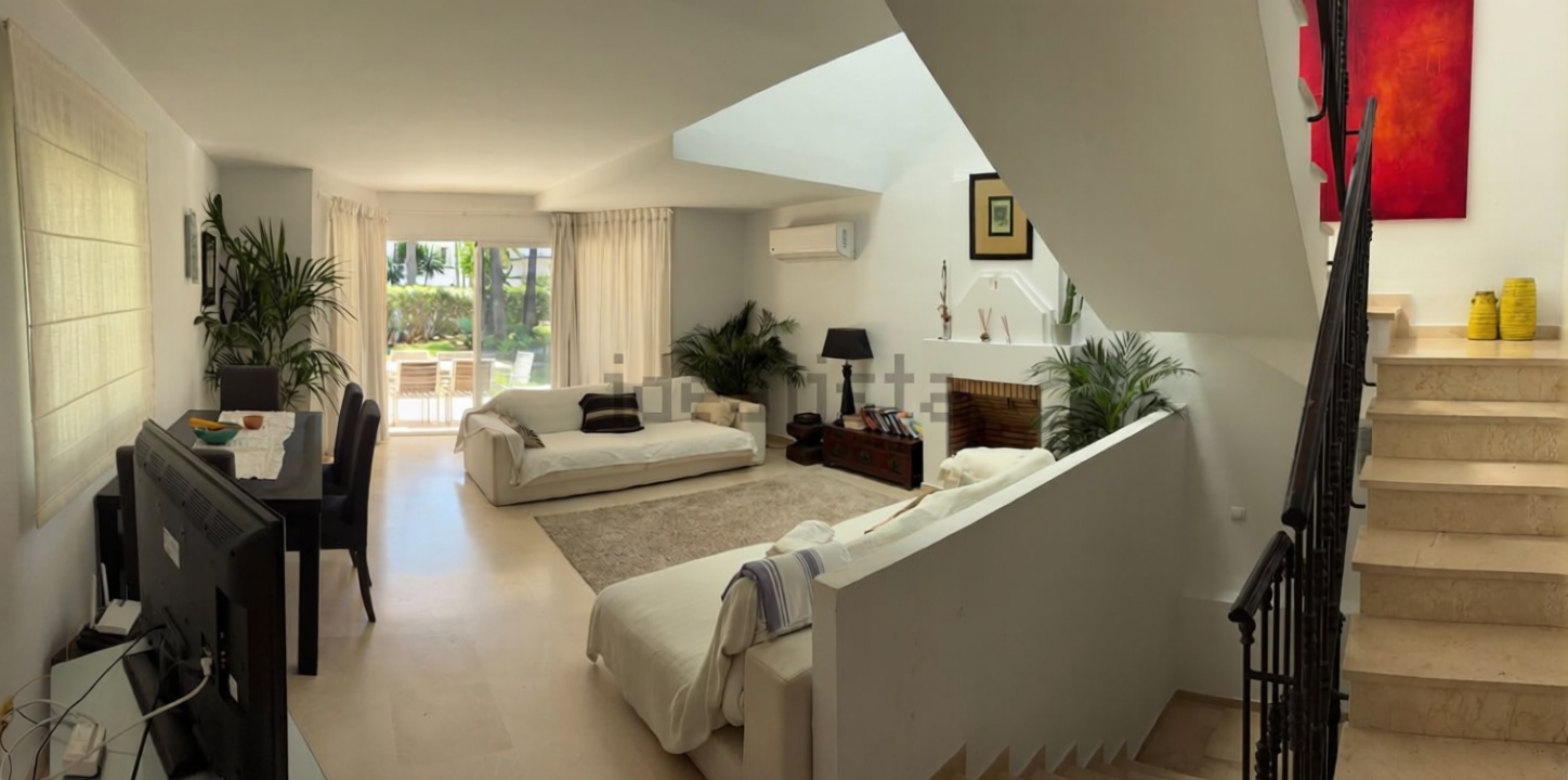 Chalet avec accès direct à la plage à Estepona — Séjour