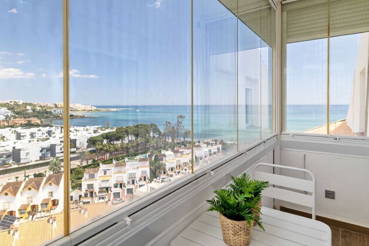 Appartement en attique en première ligne de mer à Estepona — Vue mer