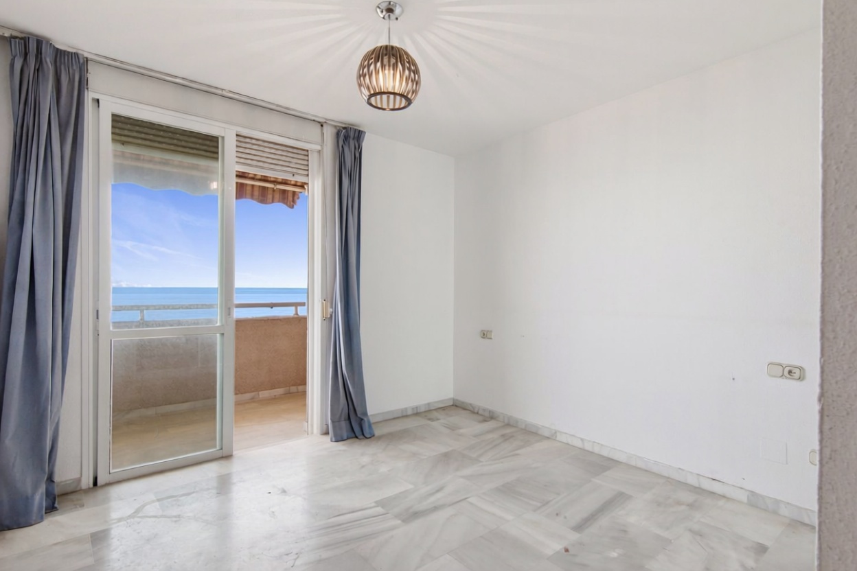 Appartement en première ligne de plage à Estepona — Chambre
