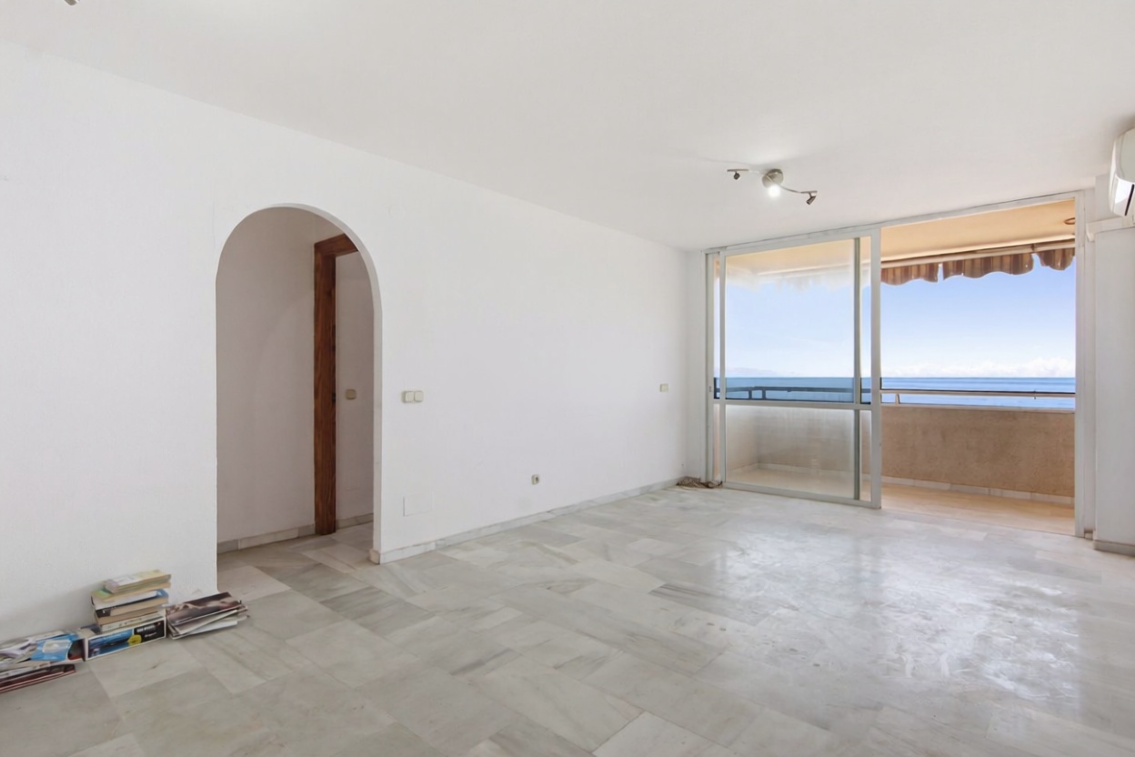 Appartement en première ligne de plage à Estepona — Séjour
