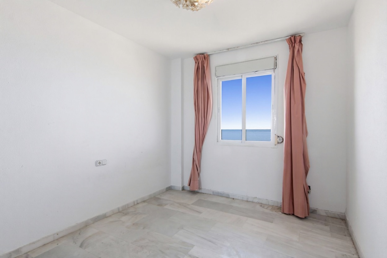 Appartement en première ligne de plage à Estepona — Chambre