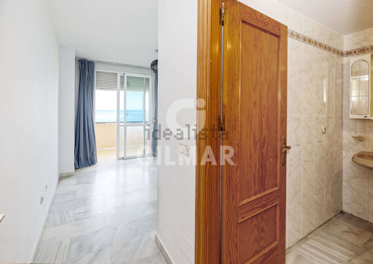 Beachfront flat in Estepona — Bathroom