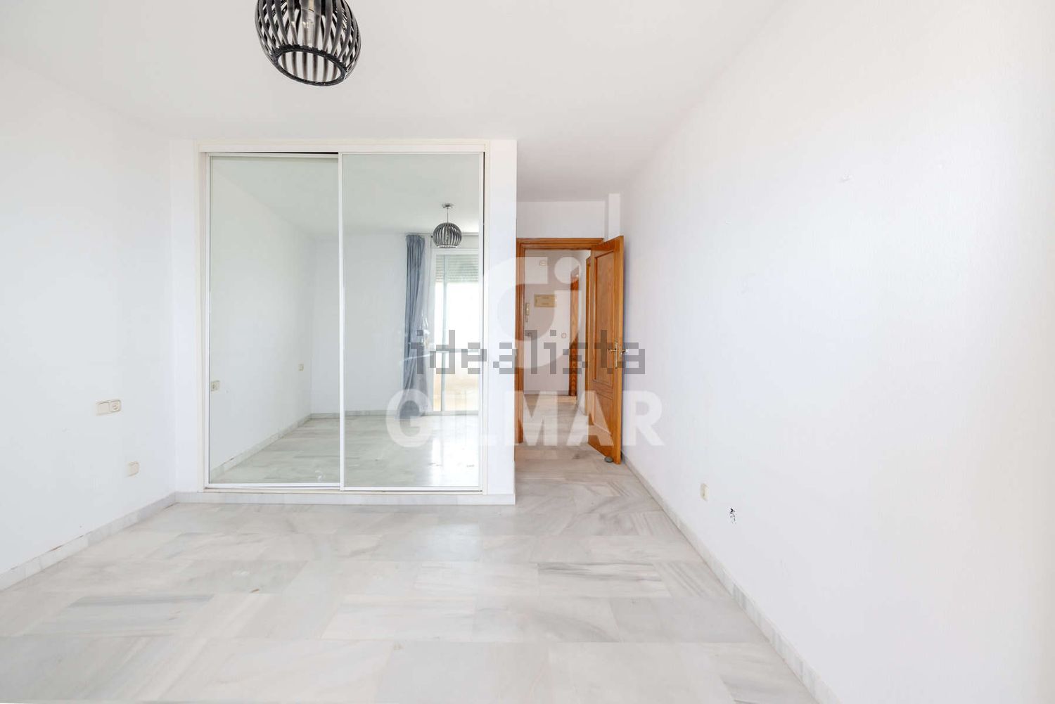 Beachfront flat in Estepona — Bedroom