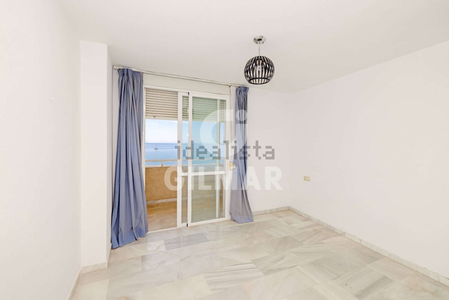 Beachfront flat in Estepona — Bedroom