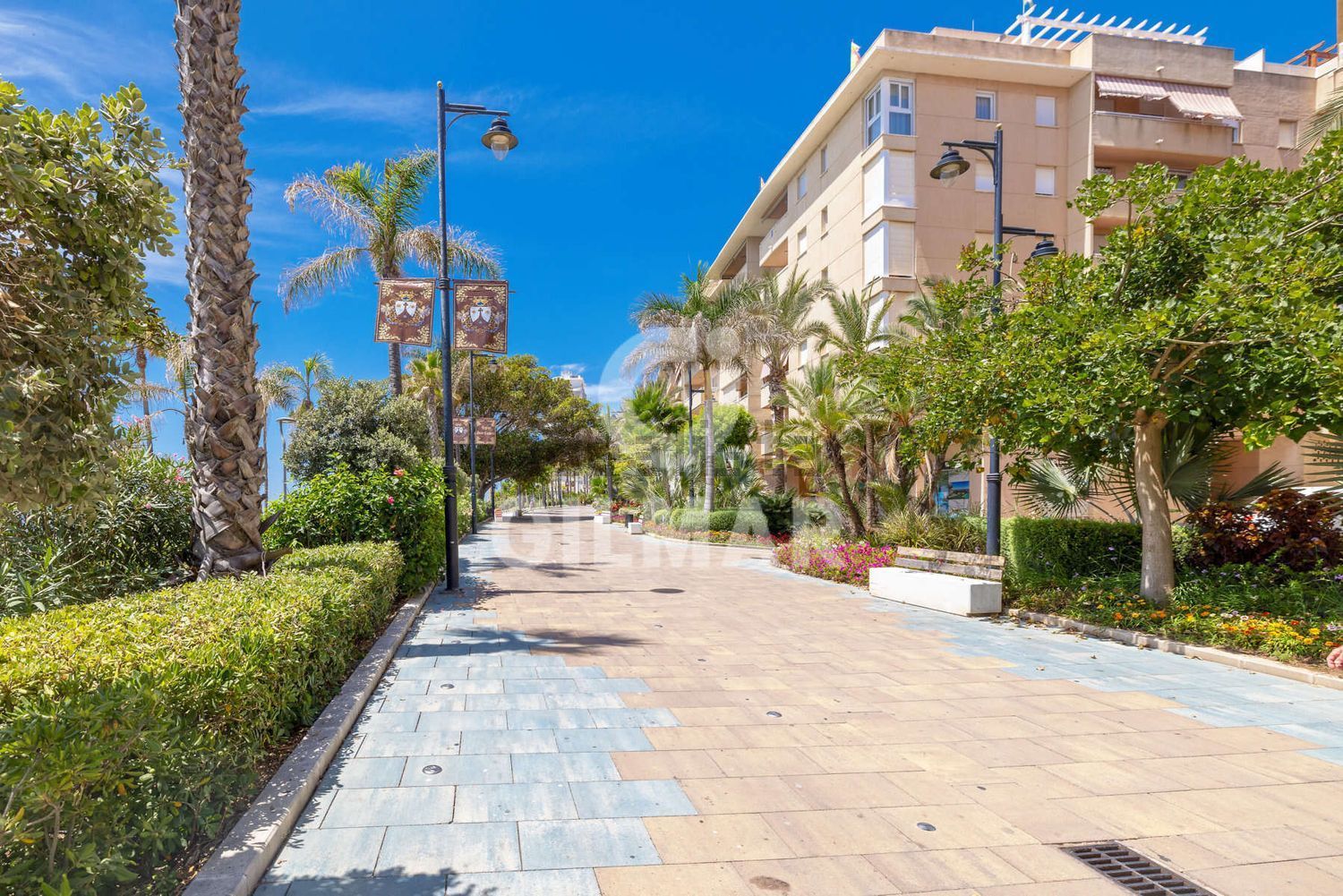Beachfront flat in Estepona — Living room