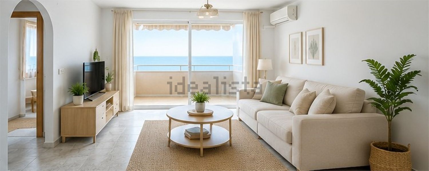 Beachfront flat in Estepona — Living room