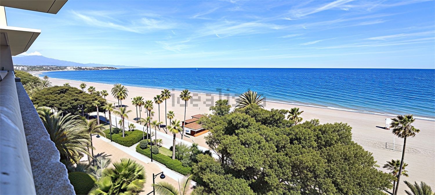 Beachfront flat in Estepona — Sea view
