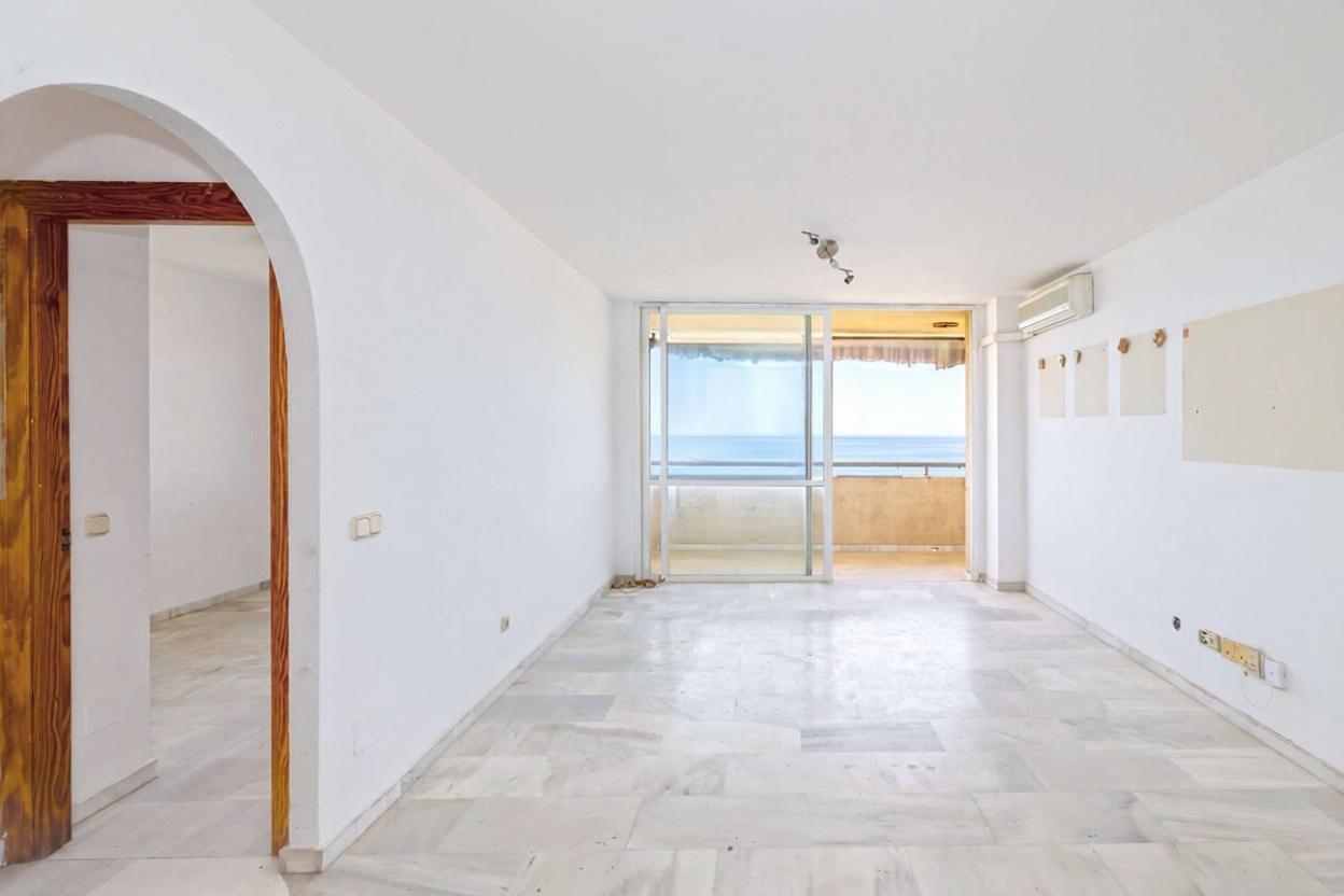Apartamento em primeira linha de praia em Estepona — Sala