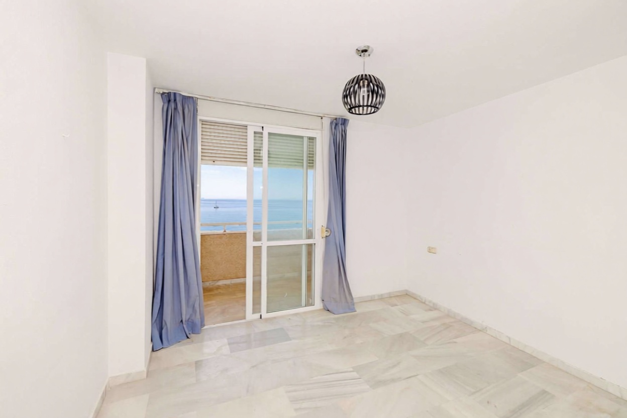 Apartamento em primeira linha de praia em Estepona — Quarto