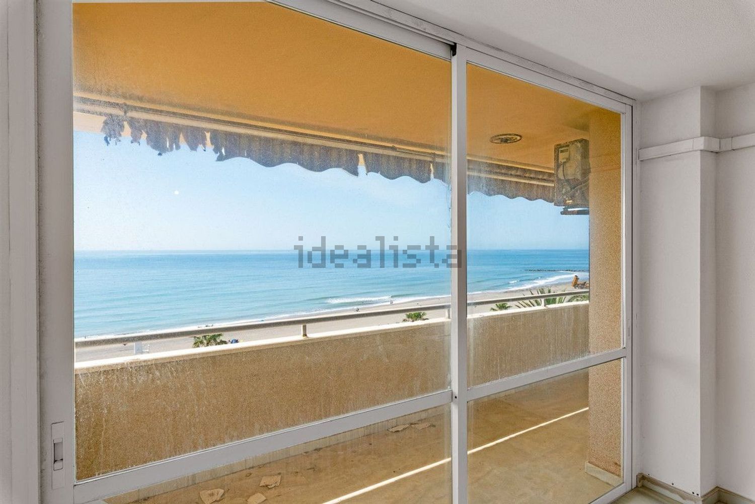 Beachfront flat in Estepona — Sea view
