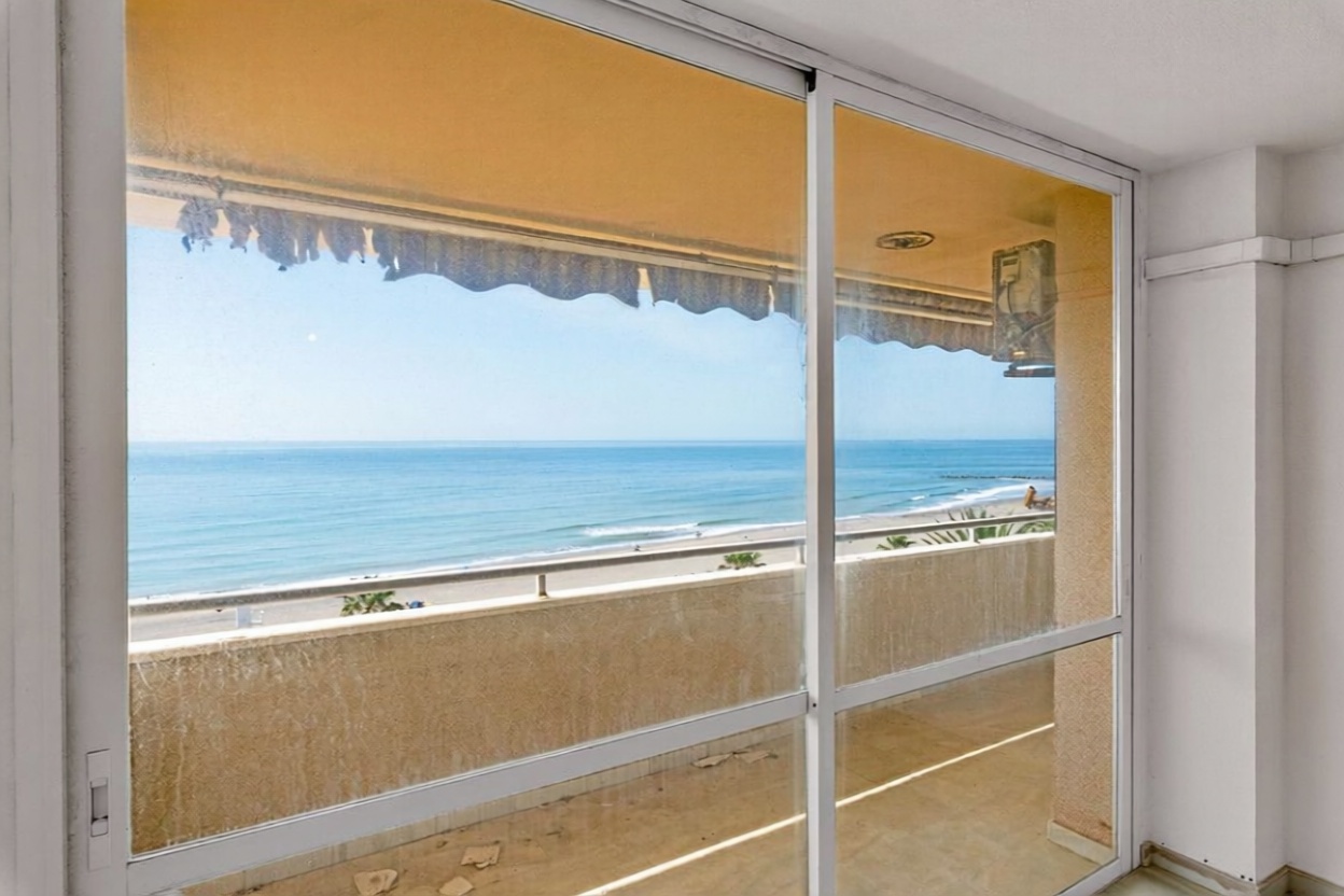 Piso en primera línea de playa en Estepona — Vista mar