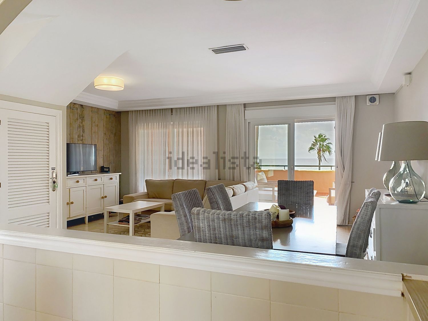 Chalet con acceso directo a playa en Estepona — Salón