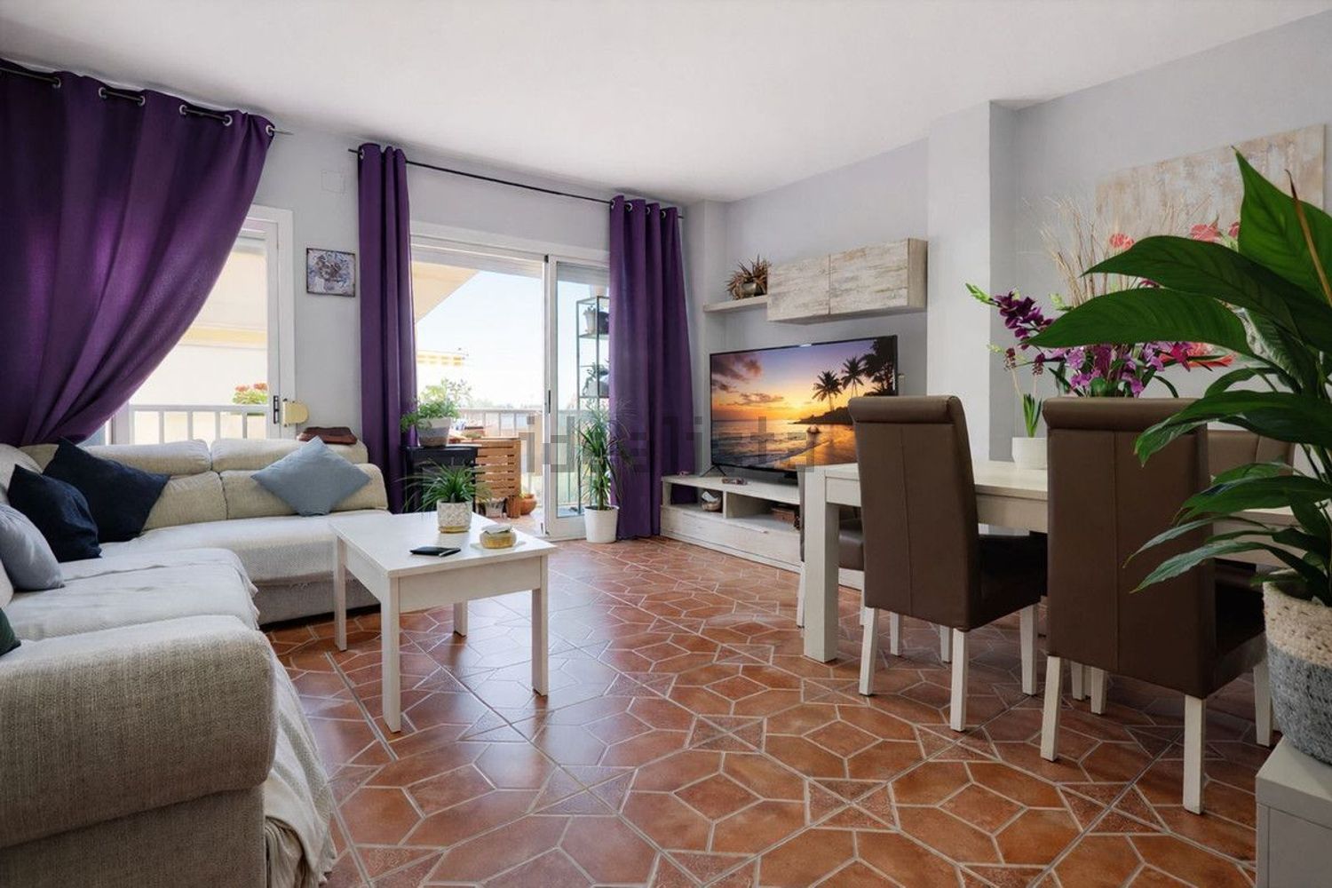 Beachfront flat in Estepona — Living room