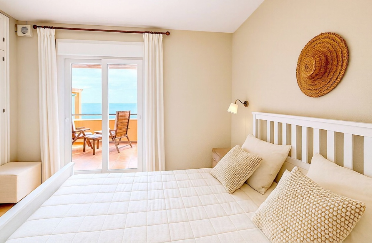 Chalet with direct beach access in Estepona — Bedroom