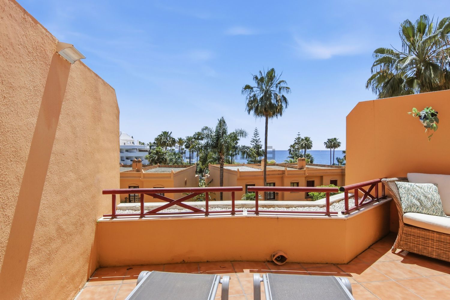 Dúplex en primera línea de playa en Estepona