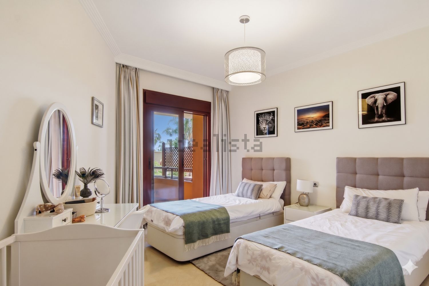 Dúplex en primera línea de playa en Estepona — Dormitorio