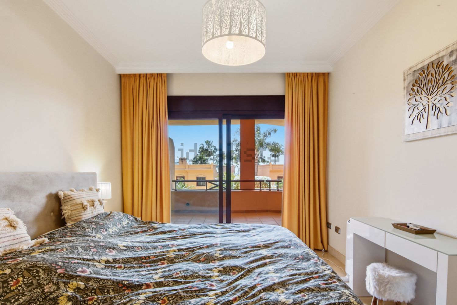 Dúplex en primera línea de playa en Estepona — Dormitorio