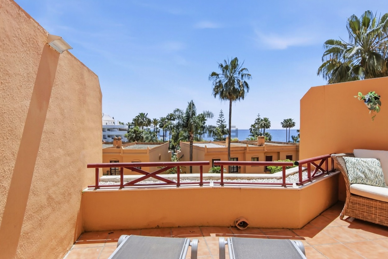 Beachfront duplex in Estepona