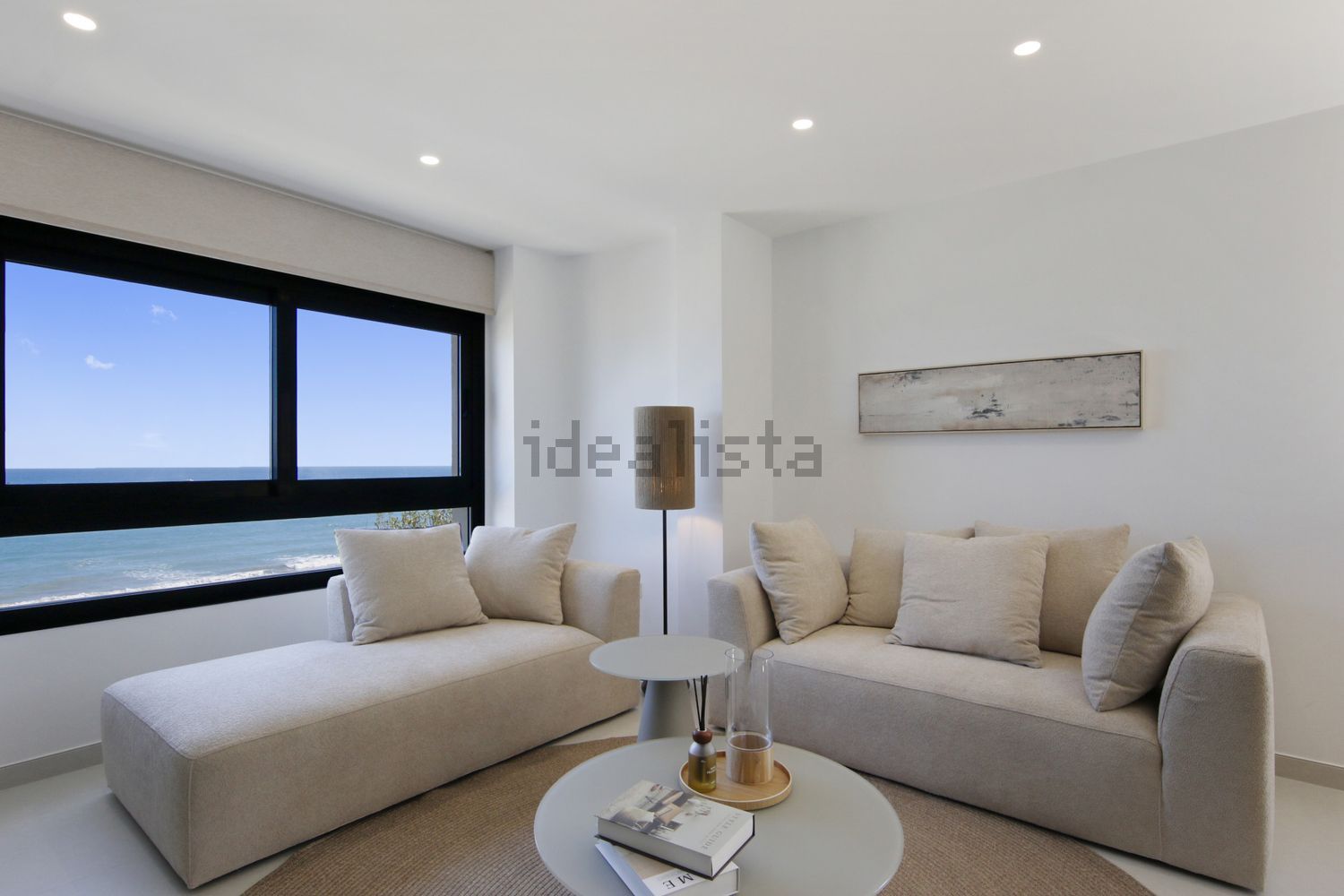 Ático en primera línea de mar en Estepona — Salón