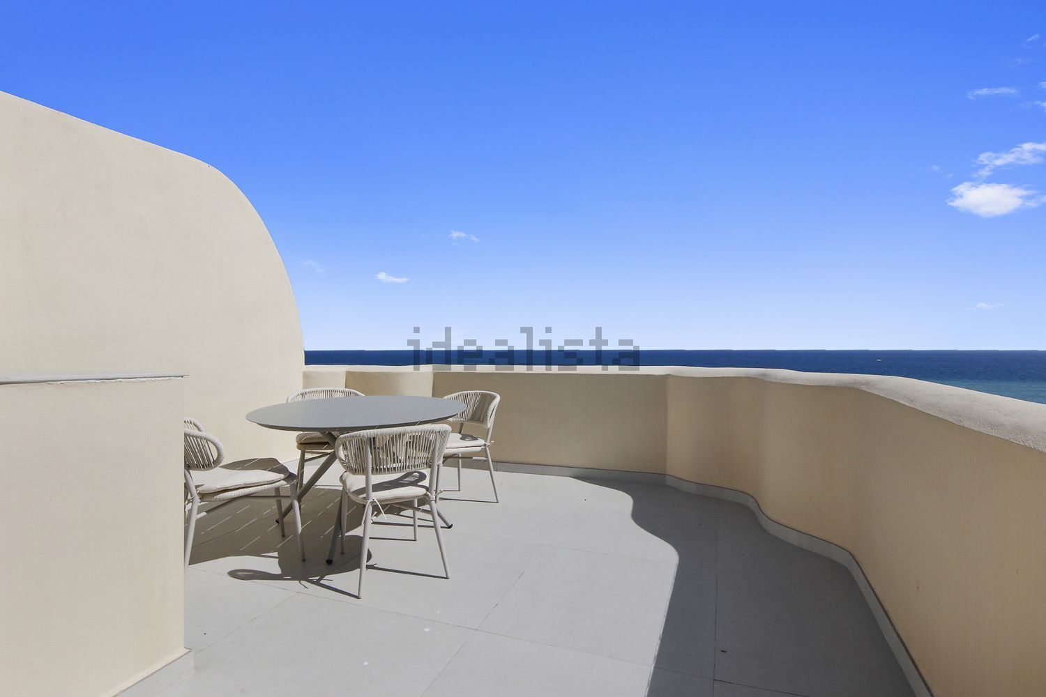 Ático en primera línea de mar en Estepona — Terraza mar
