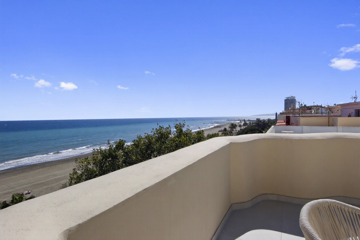 Appartement en attique en première ligne de mer à Estepona — Terrasse mer