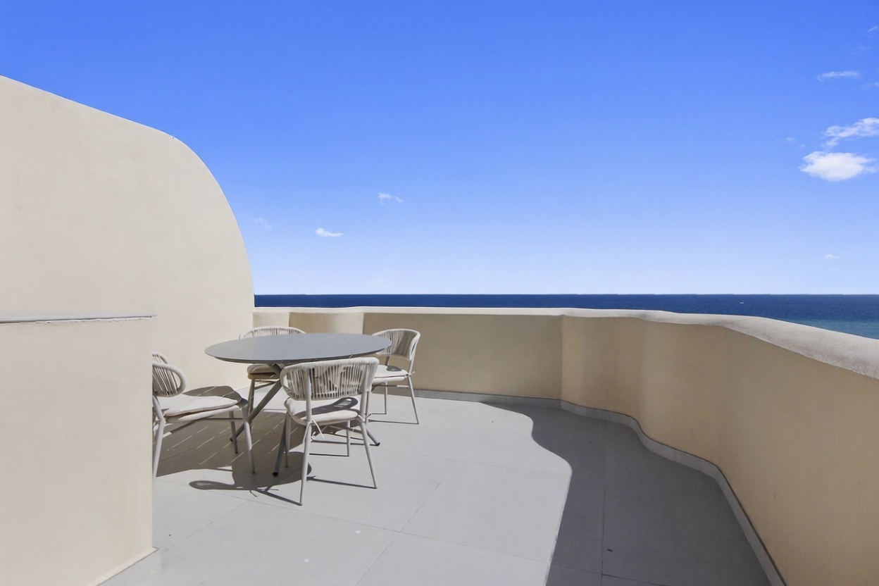 Appartement en attique en première ligne de mer à Estepona — Terrasse mer