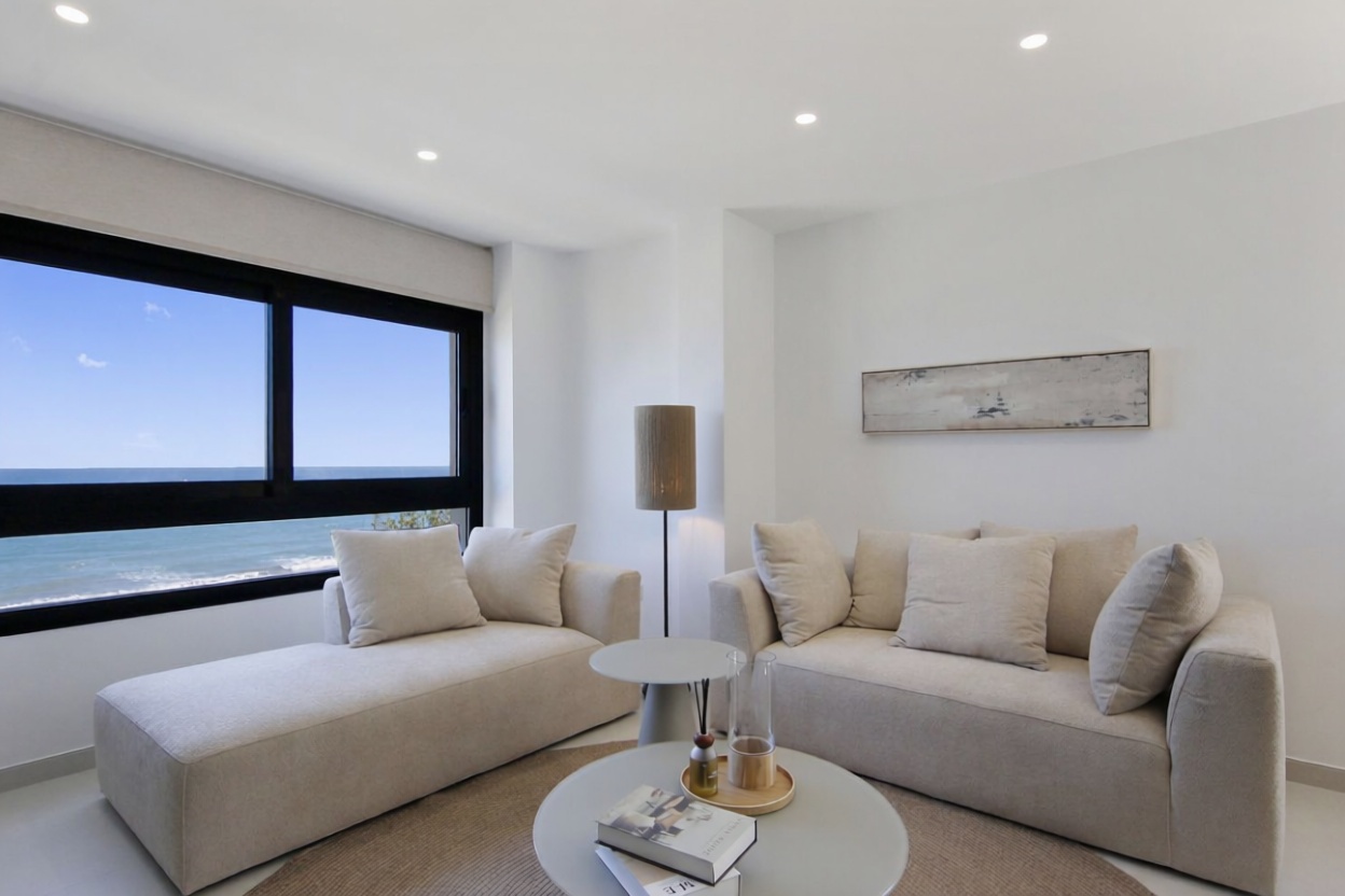 Appartement en attique en première ligne de mer à Estepona — Séjour