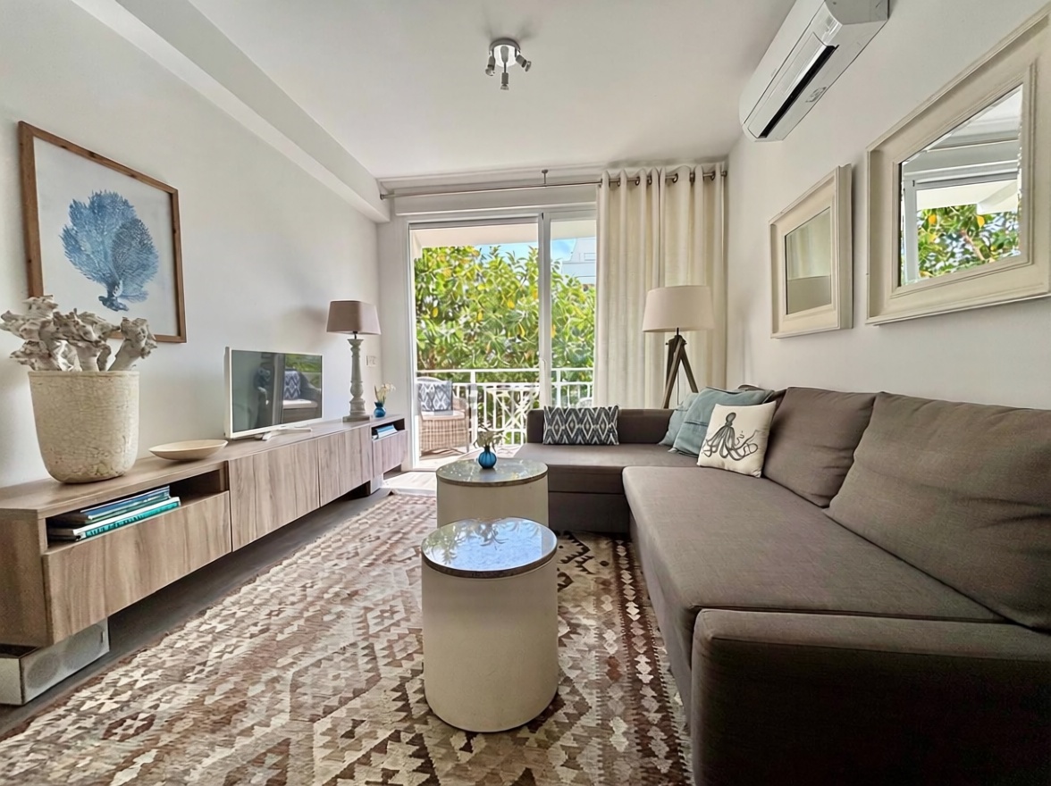 Apartamento em primeira linha de praia em Estepona — Sala