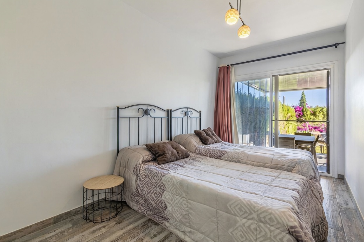 Chalet con acceso directo a playa en Estepona — Dormitorio