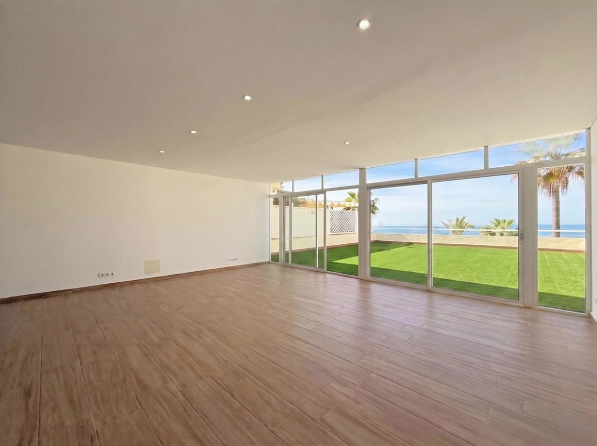Apartamento em primeira linha de praia em Estepona — Sala