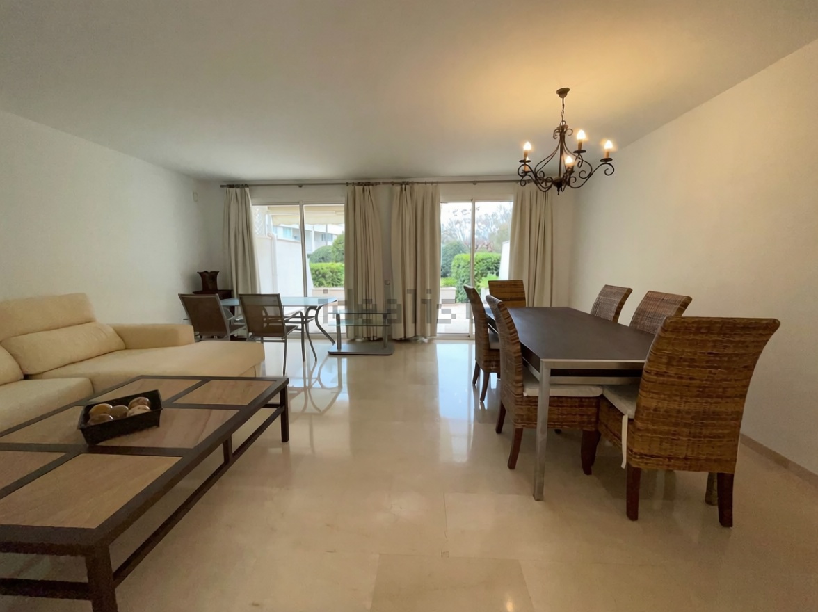 Chalet with direct beach access in Estepona — Living room