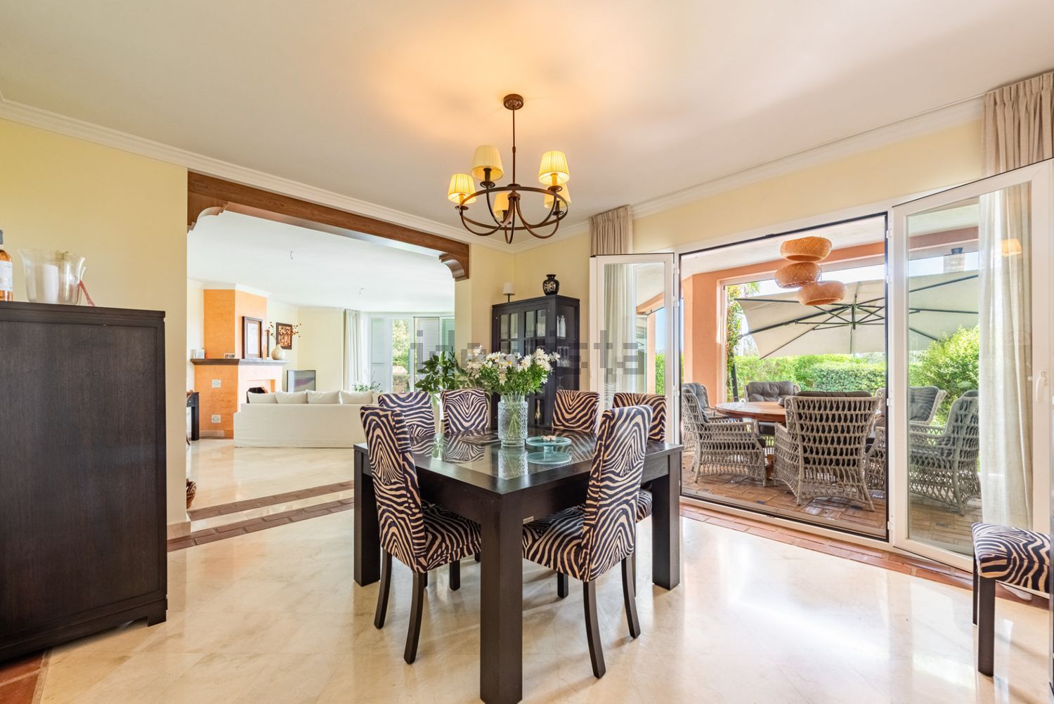 Chalet for sale with direct beach access in Casares