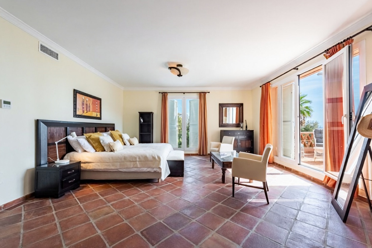 Chalet con acceso directo a playa en Casares — Dormitorio