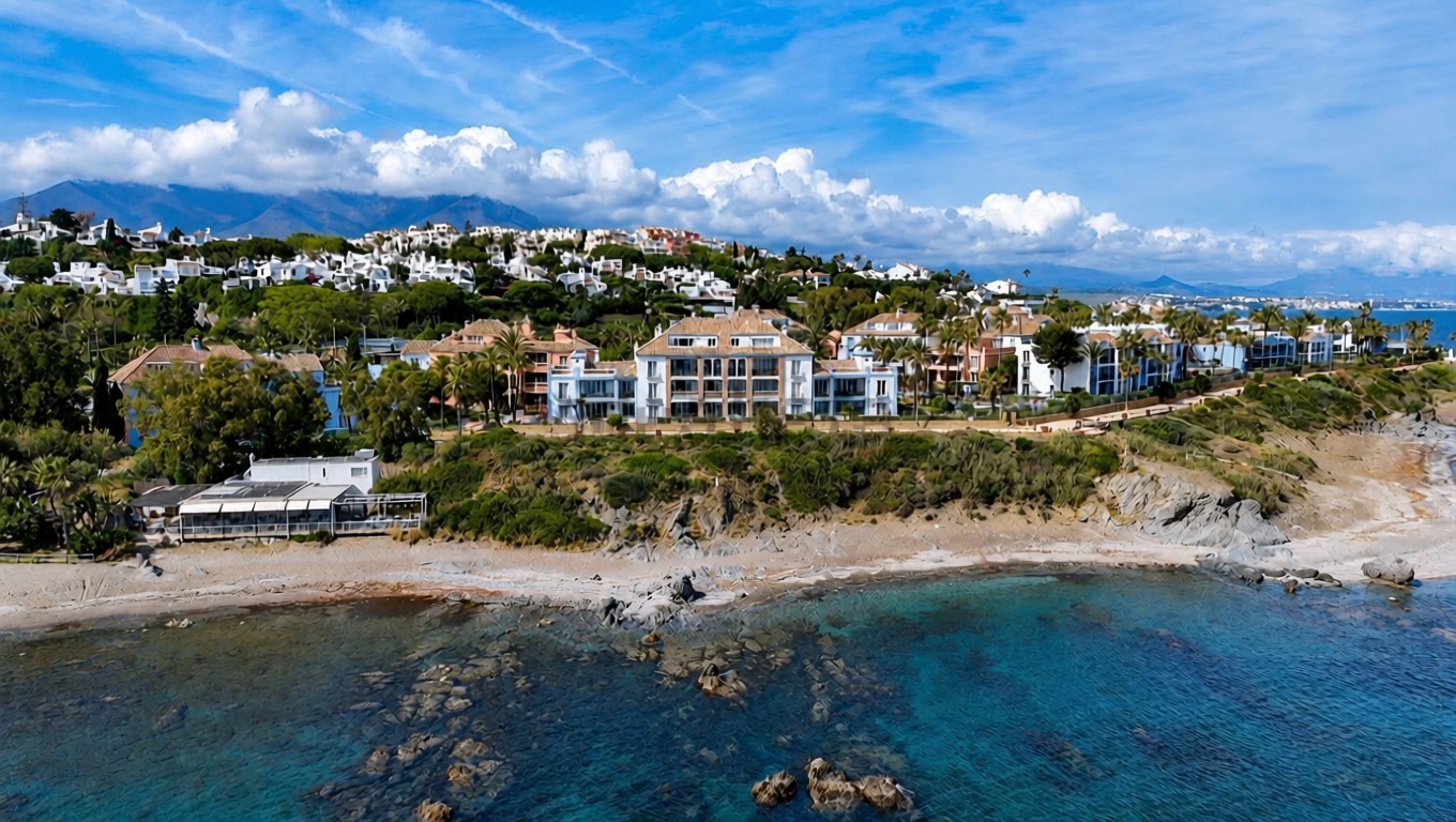 Piso en primera línea de playa en Casares — Aérea