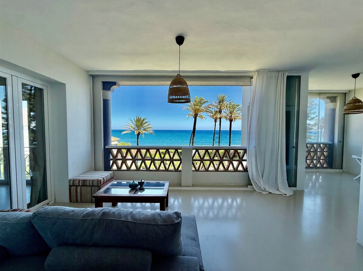 Seafront attic in Casares — Living room