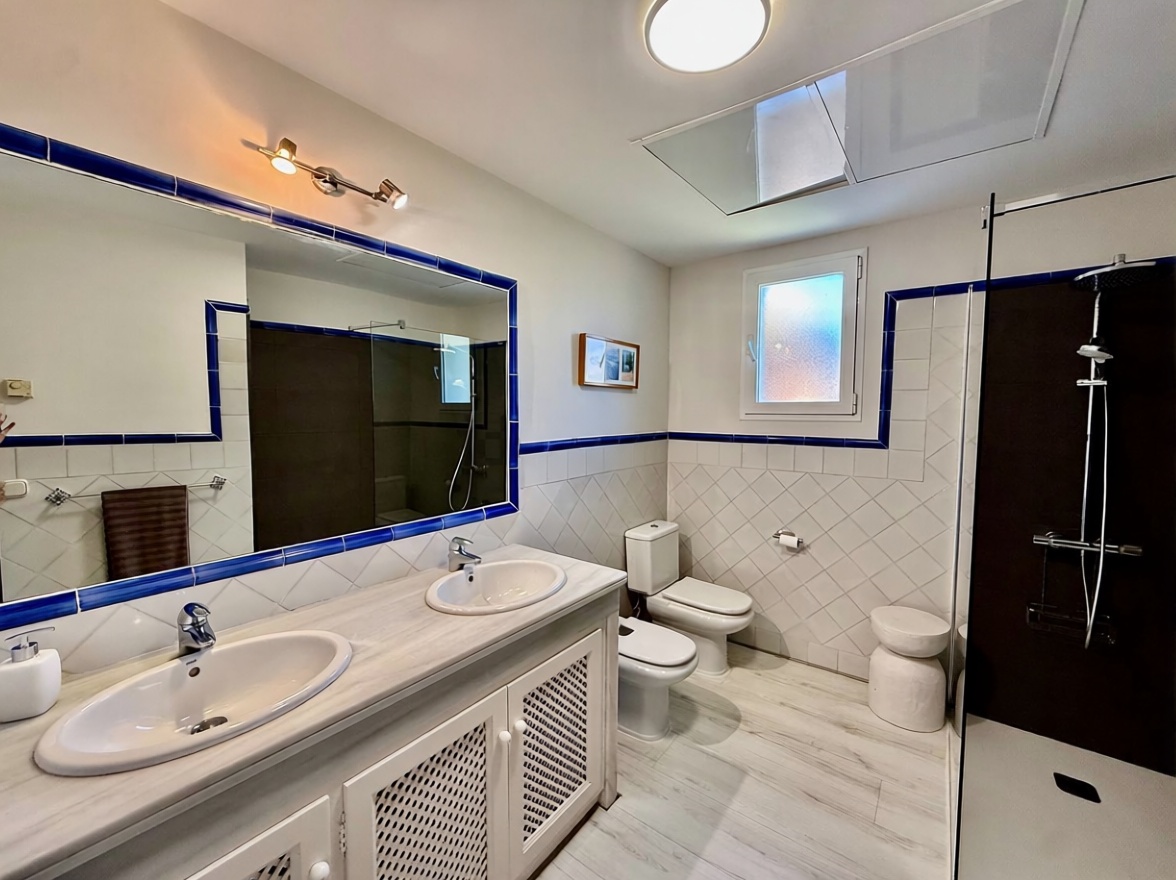 Beachfront duplex in Casares — Bathroom